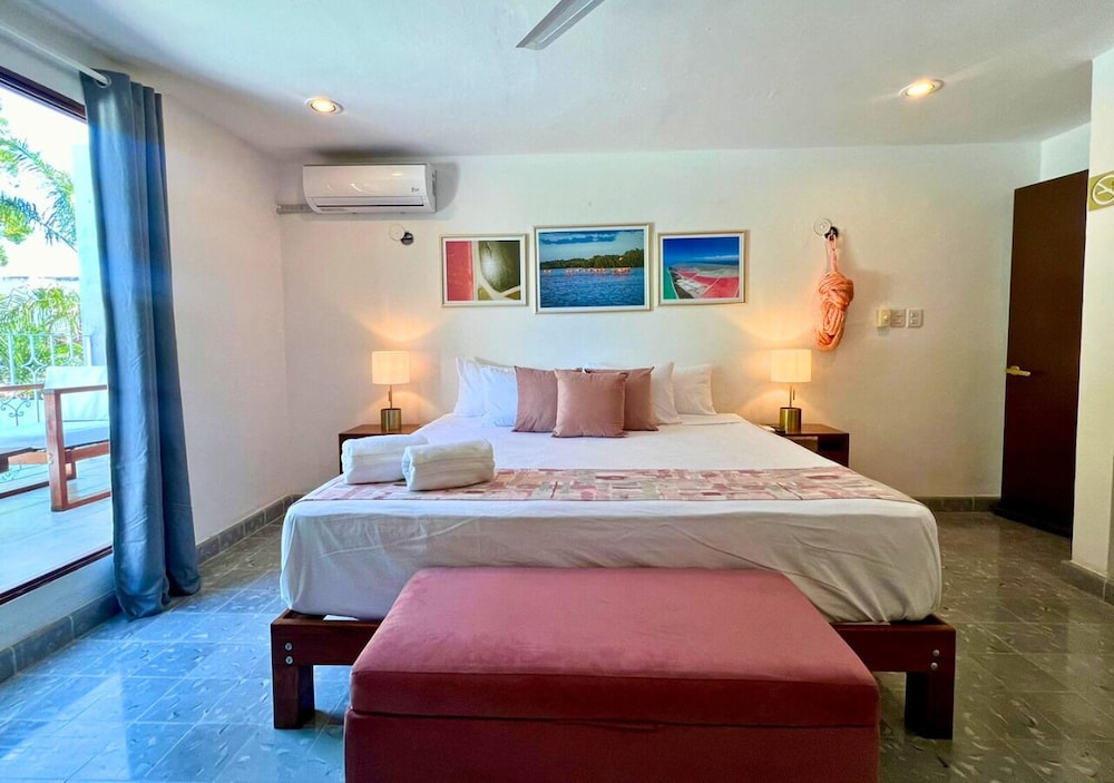 Design Room, 1 King Bed, Private Bathroom, Courtyard View