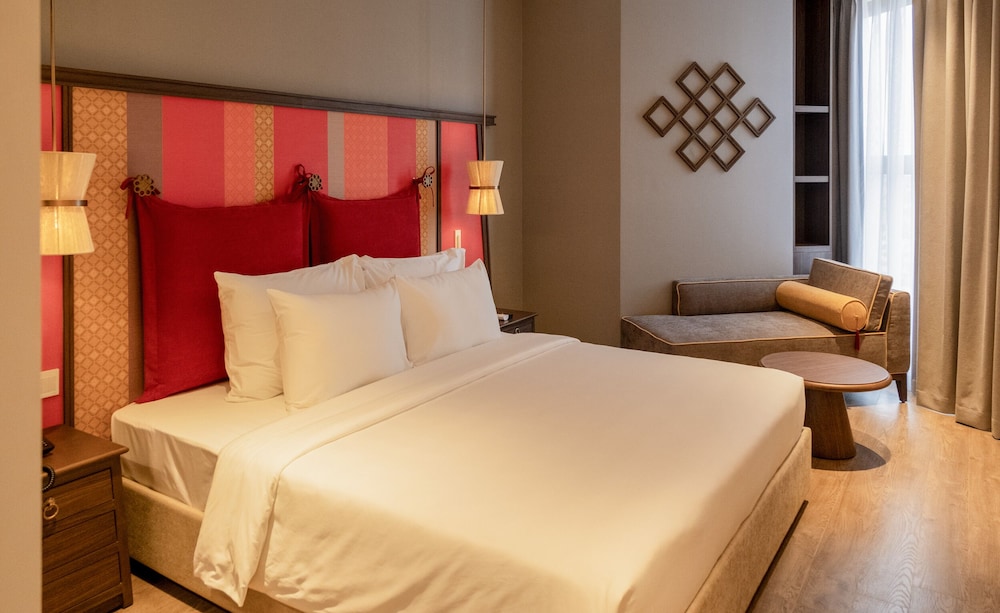 Comfort Double Room Single Use, 1 King Bed With Sofa Bed, Partial Ocean View, Sea Facing