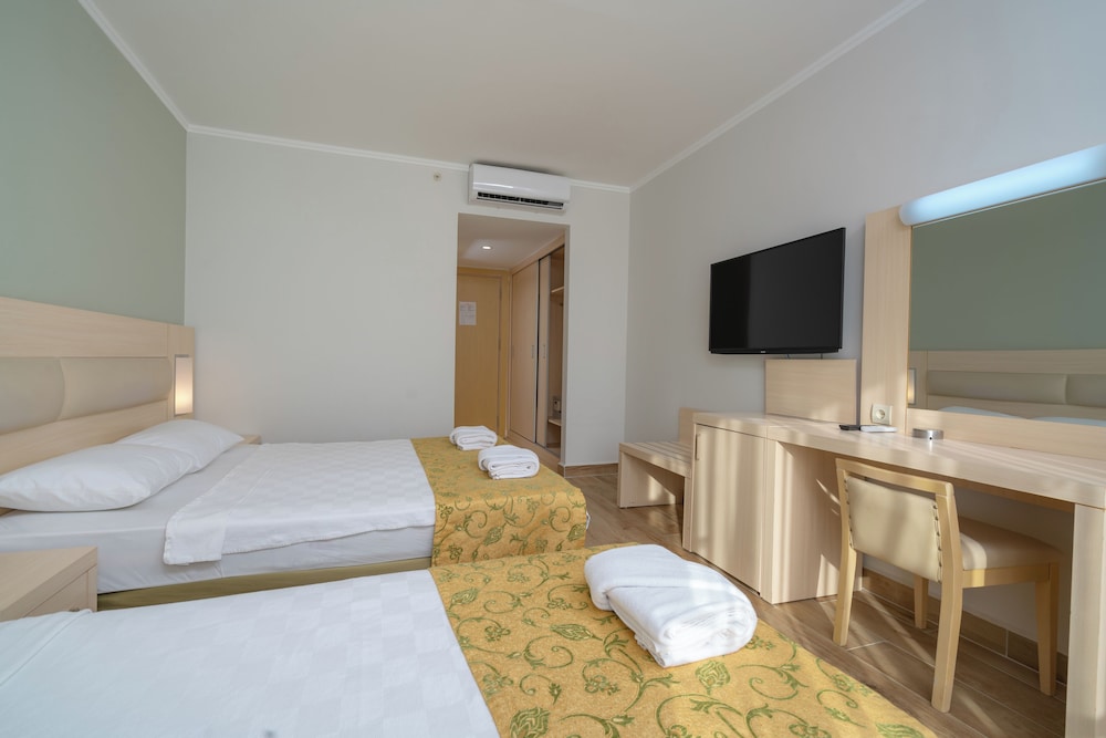 Standard Room, Pool View photo 3