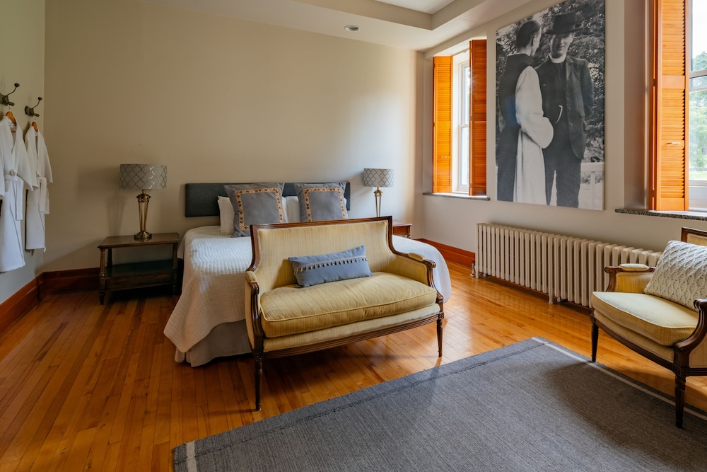 L'évêque, double room with king bed and sink, shared bathroom photo 1