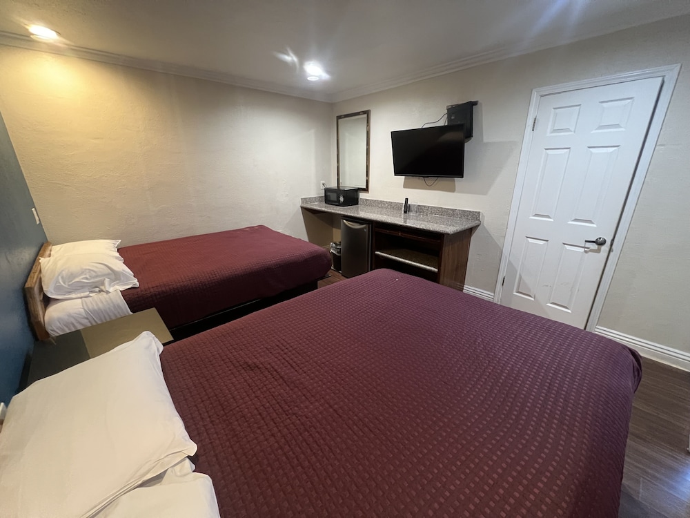 Deluxe Room, 2 Queen Beds photo 2
