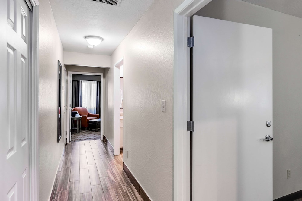 Suite, Multiple Beds, Non Smoking, Refrigerator & Microwave - Photo 2