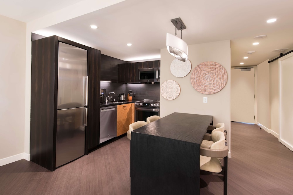 Suite, 1 Bedroom, Partial Ocean View (2 Doubles) thumbnail 5