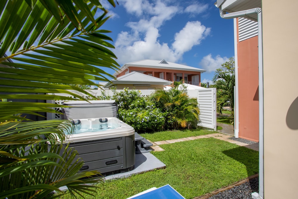 Exclusive Suite, 1 Queen Bed with Sofa bed, Balcony, Pool View