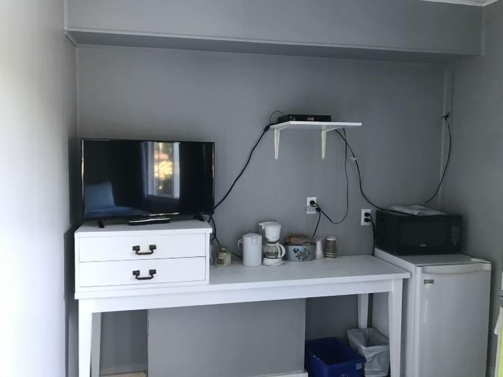 Basic Room, 1 Queen Bed