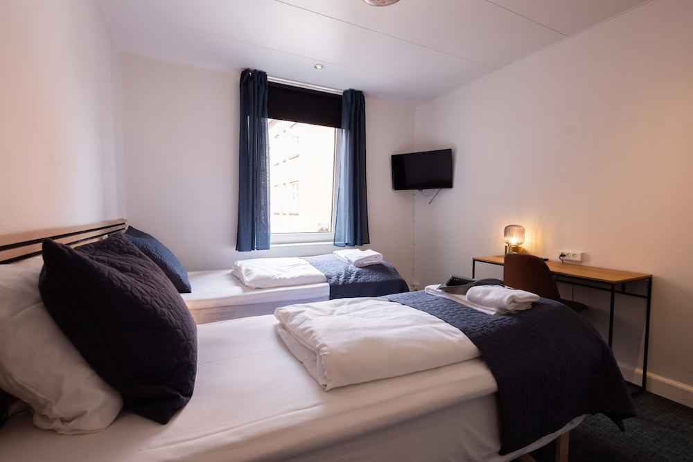 Economy Room (Bed 140cm) - Photo 4
