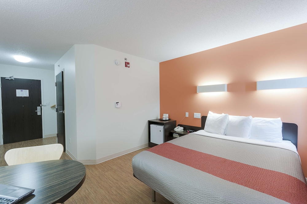Standard Room, 1 Queen Bed, Non Smoking photo 3