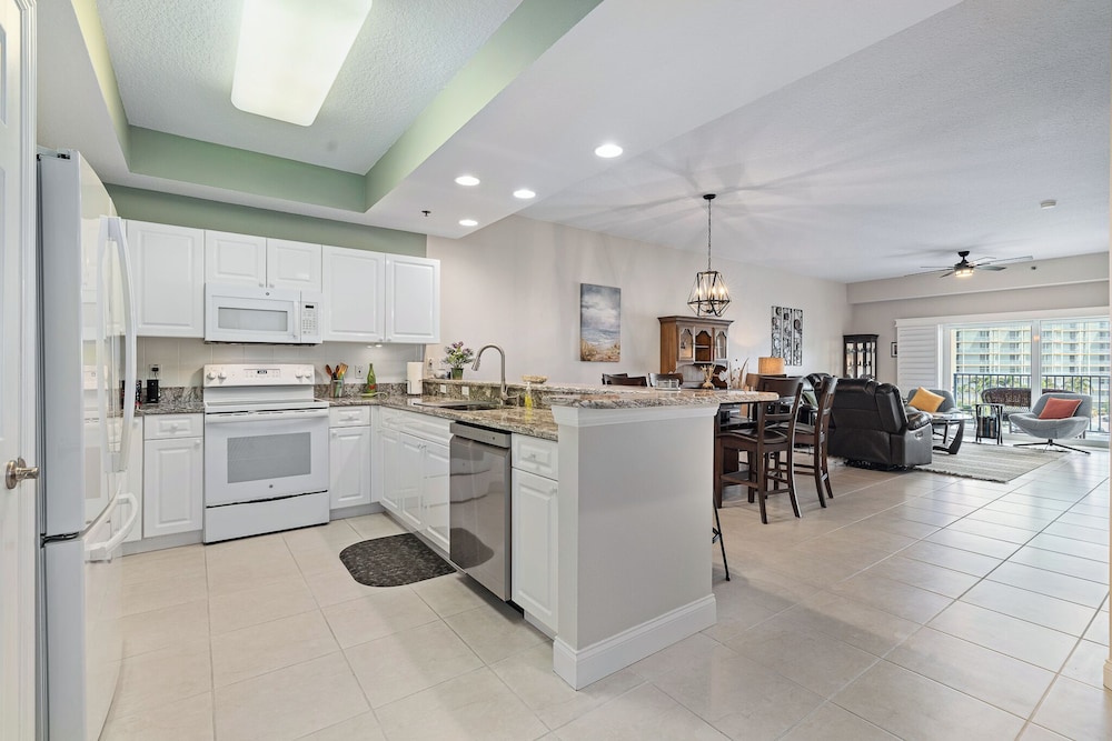 Sunny 3BR Condo Steps to Beach Pool NSB FL, 사진 32