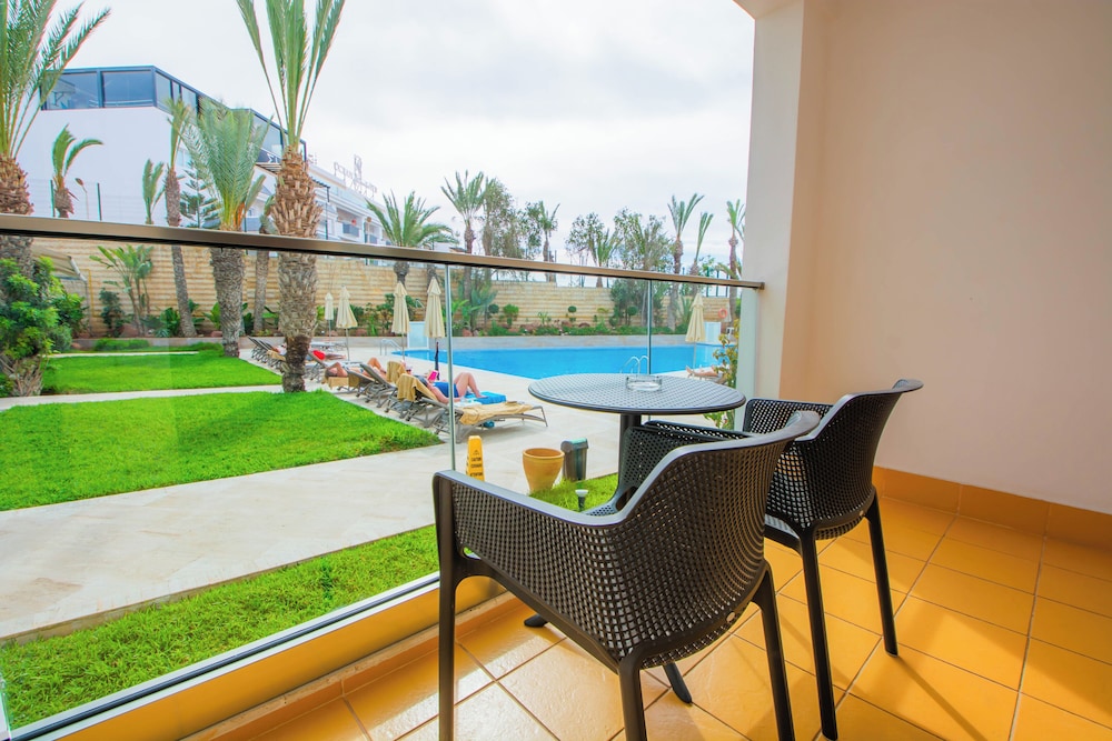 Luxury Twin Room, Pool View - Photo 12