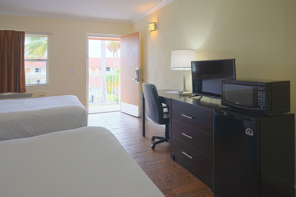 Premium Room, 2 Queen Beds - Photo 7