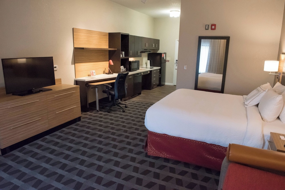 Studio, 1 King Bed (Mobility/Hearing Access, Roll-in Shwr) photo 2