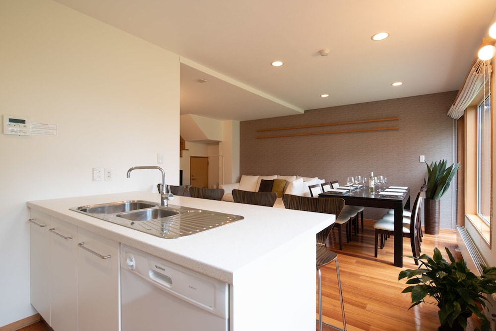 Unit 5, (3 Bedroom 2 Bathroom) photo 3