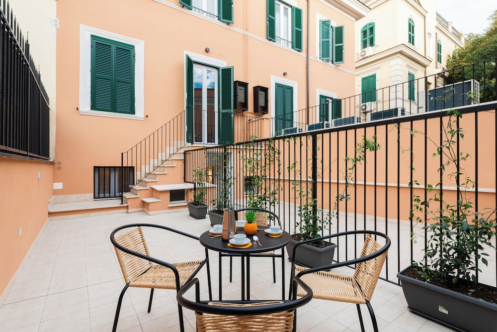 Superior Apartment, Courtyard View