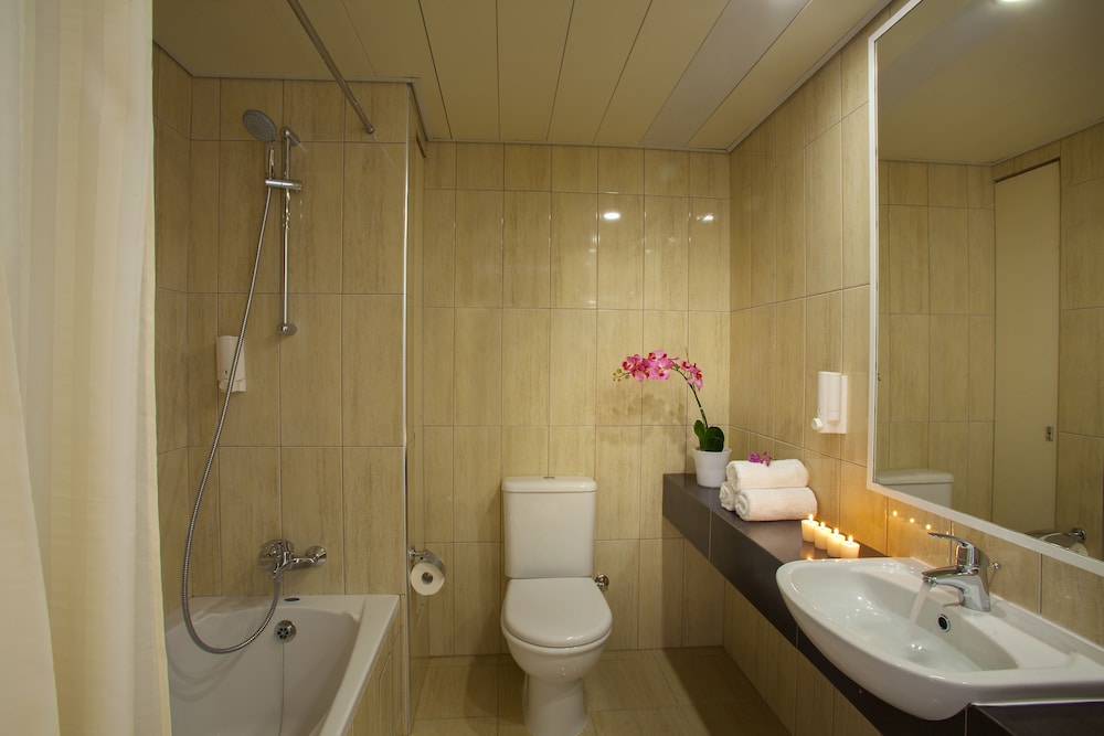 Double or Twin Room, 1 Double or 2 Twin Beds, Sea View - Photo 7