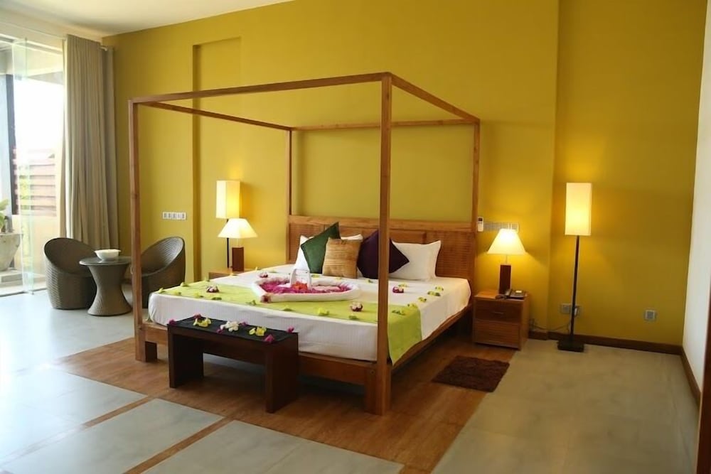 Deluxe Double Room, 1 King Bed, Beach View, Sea Facing photo 2