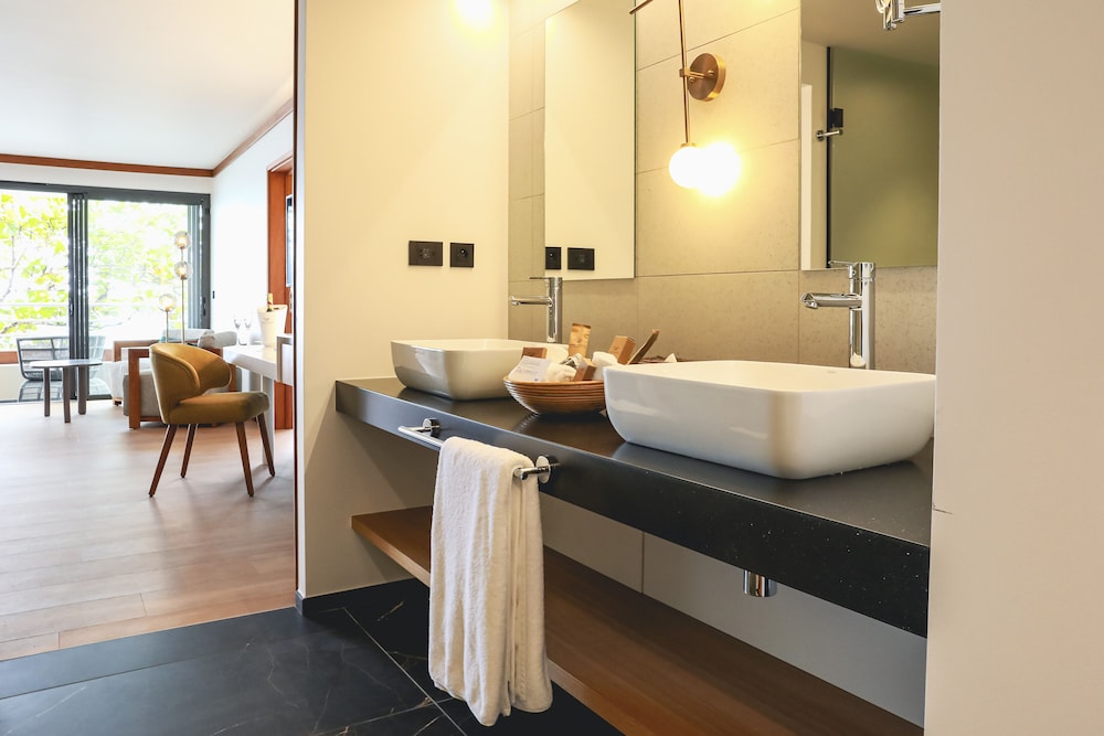 Signature Suite, 2 Bedrooms, Hot Tub, Oceanfront