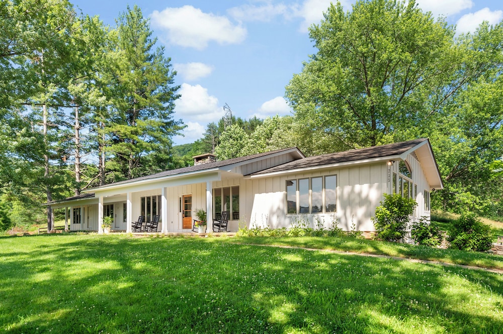 The Farmhouse at Springdale Resort