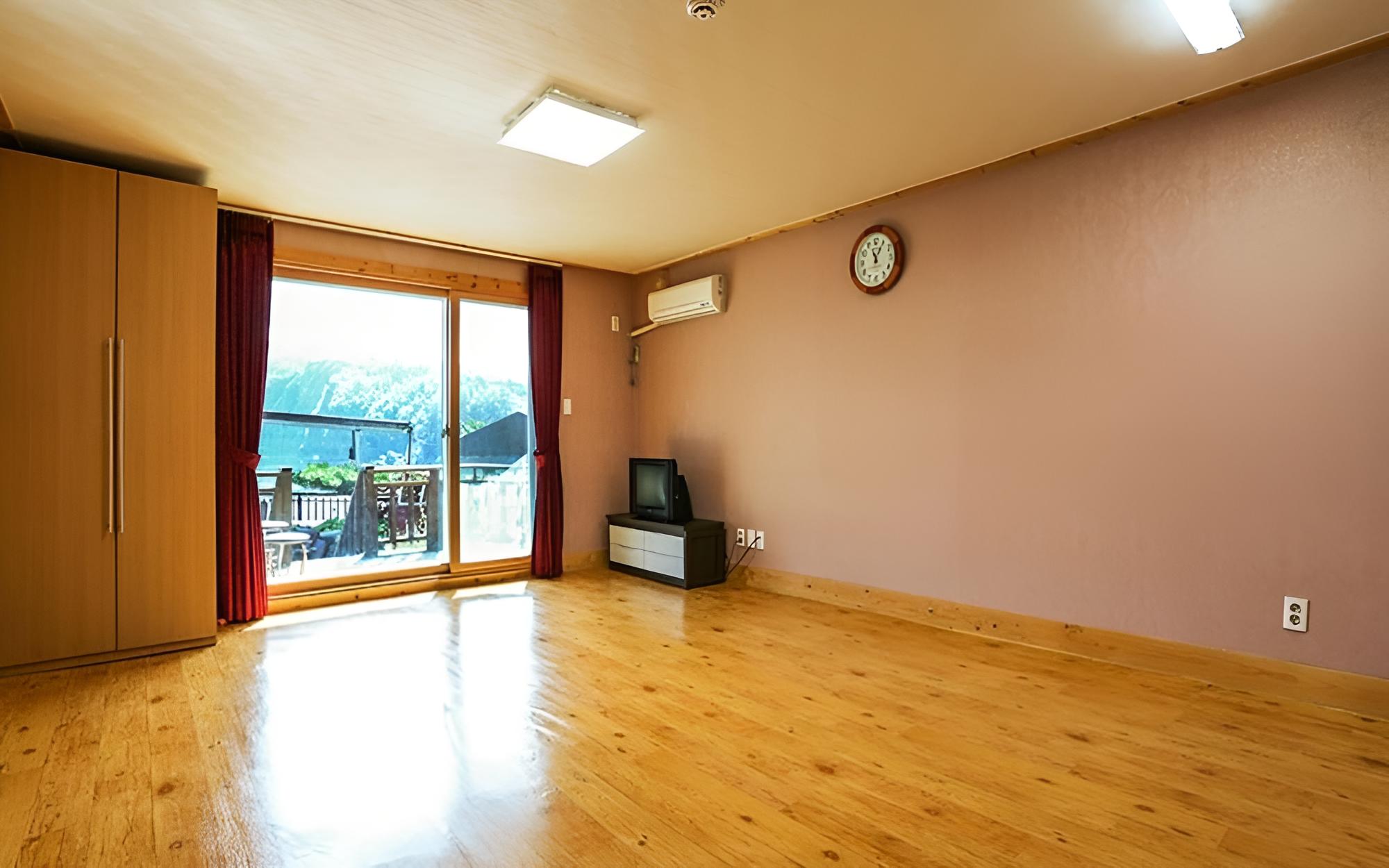 Room (Gold Pine) photo 3