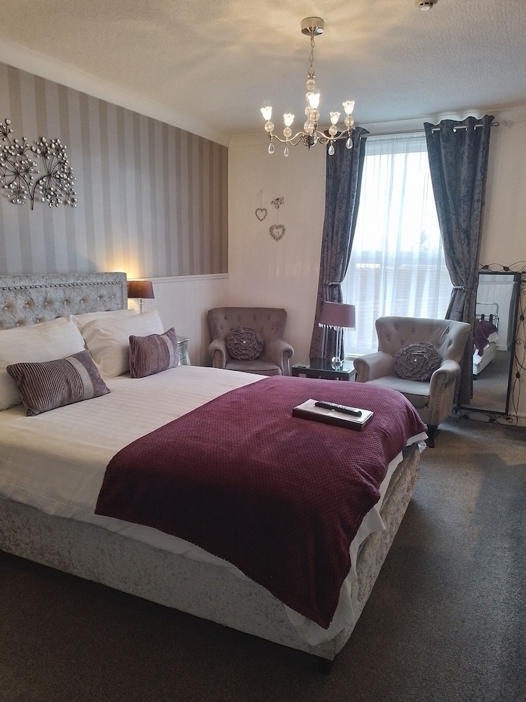 Deluxe Room, 1 King Bed, Sea View (Second Floor) photo 2