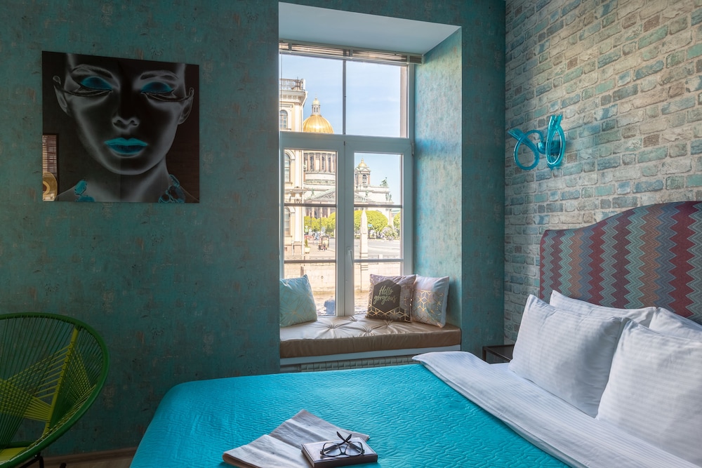 Standard Apartment, 1 King Bed (Street Art) photo 1