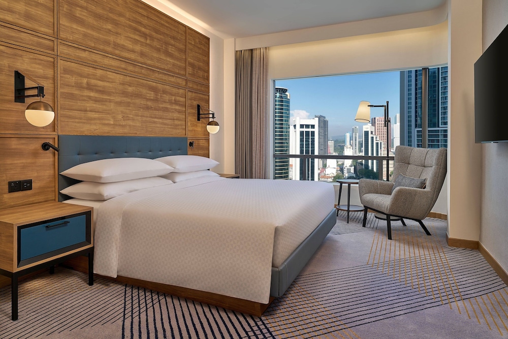 Executive Suite, 1 King Bed, City View