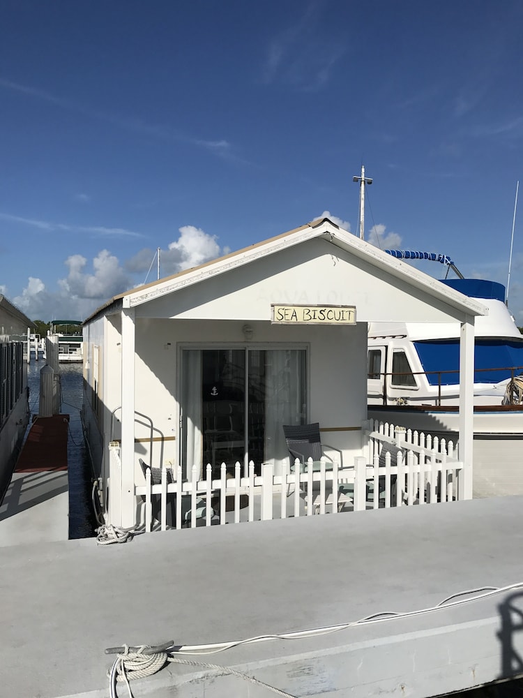 Sea Biscuit: Aqua Lodge, 1 Bedroom, Bay View photo 3