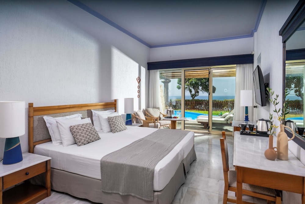 Deluxe Room, 1 Bedroom, Pool Access photo 2