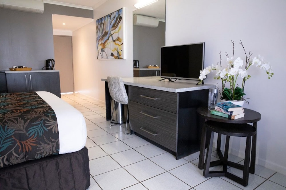 Beachfront Coral Sea Resort Room photo 3