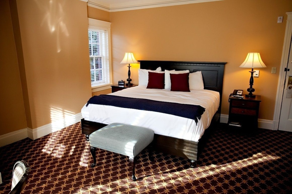 Deluxe Room, 1 King Bed (Amberson House) photo 1