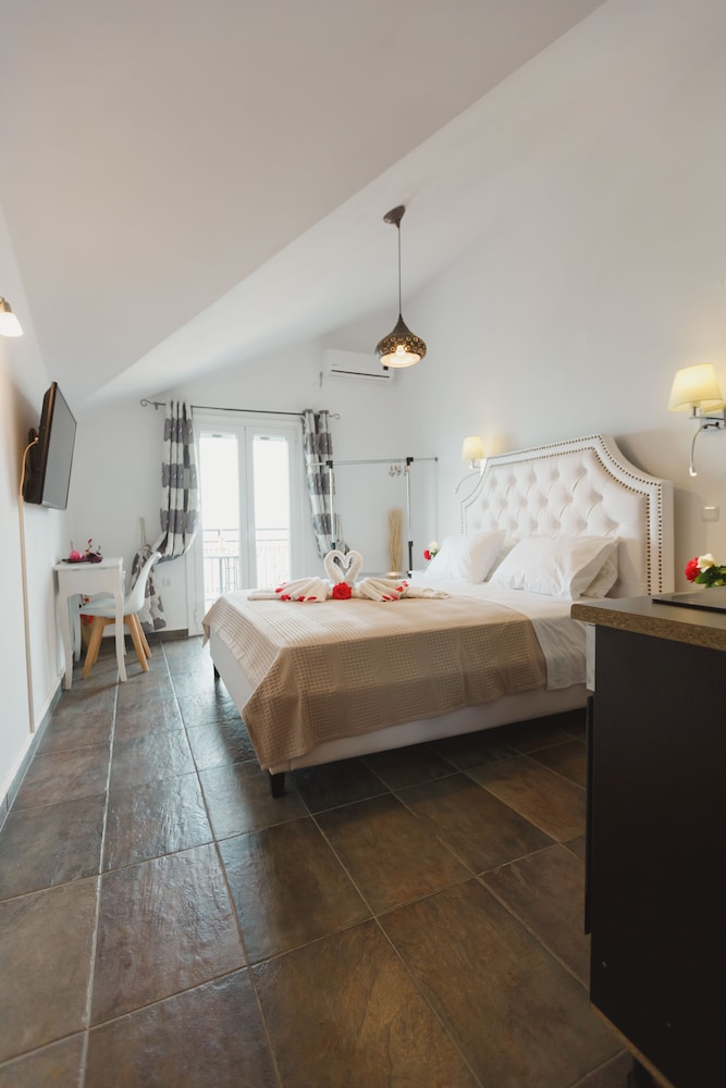 Junior Studio Suite, 1 King Bed, Beach View, Oceanfront photo 2