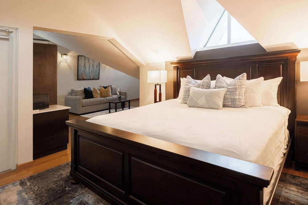 Suite, 1 King Bed, Non Smoking - Photo 2