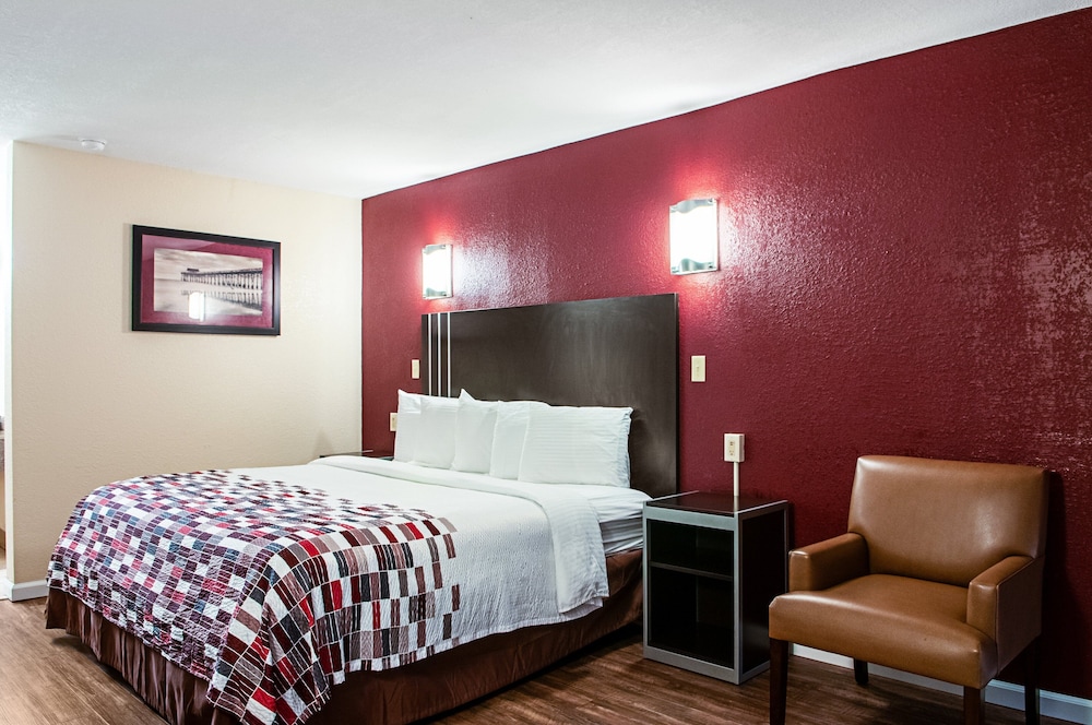 Deluxe Room, 1 King Bed, Smoking photo 1