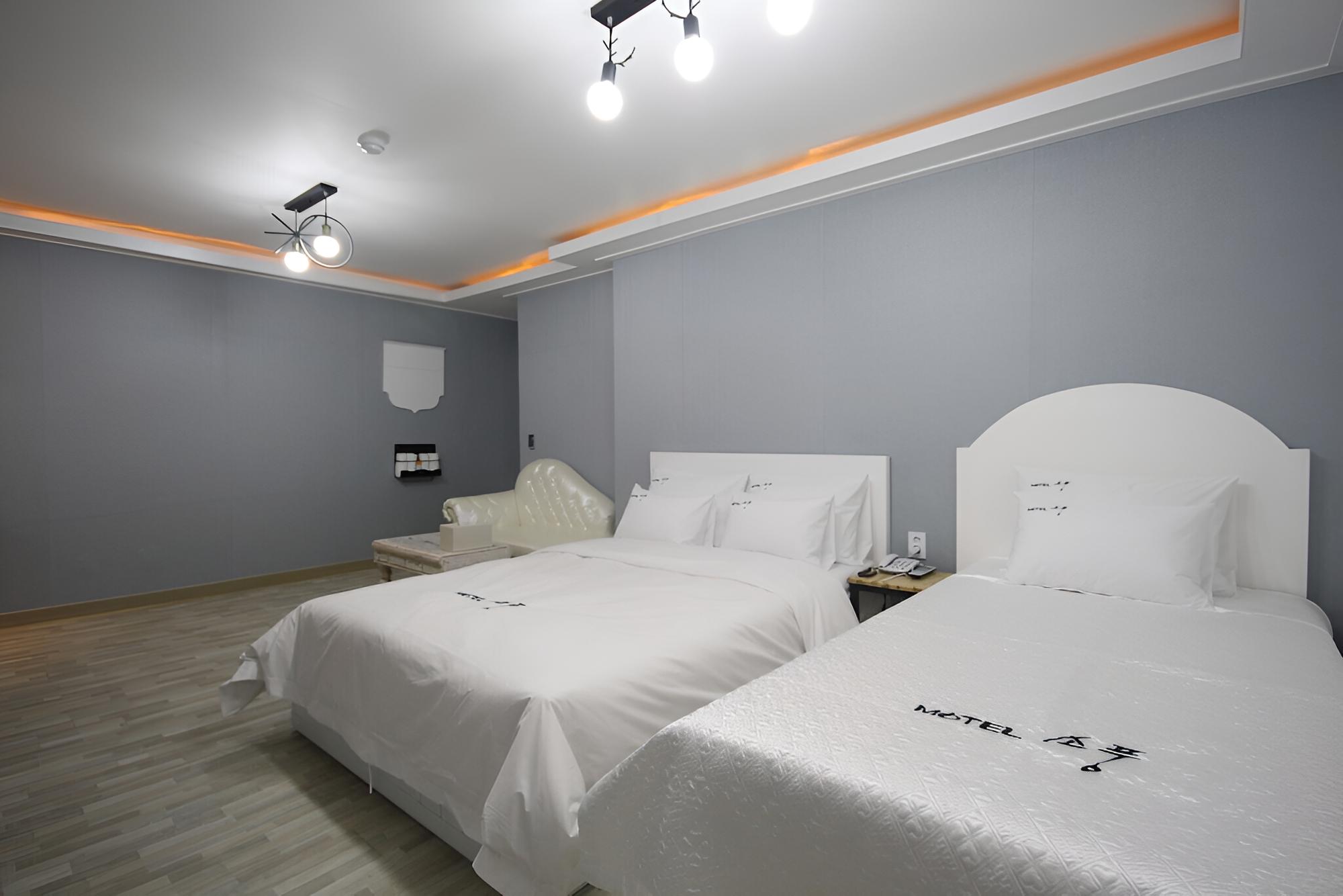 Room (VIP (Twin Bed)) - Photo 7