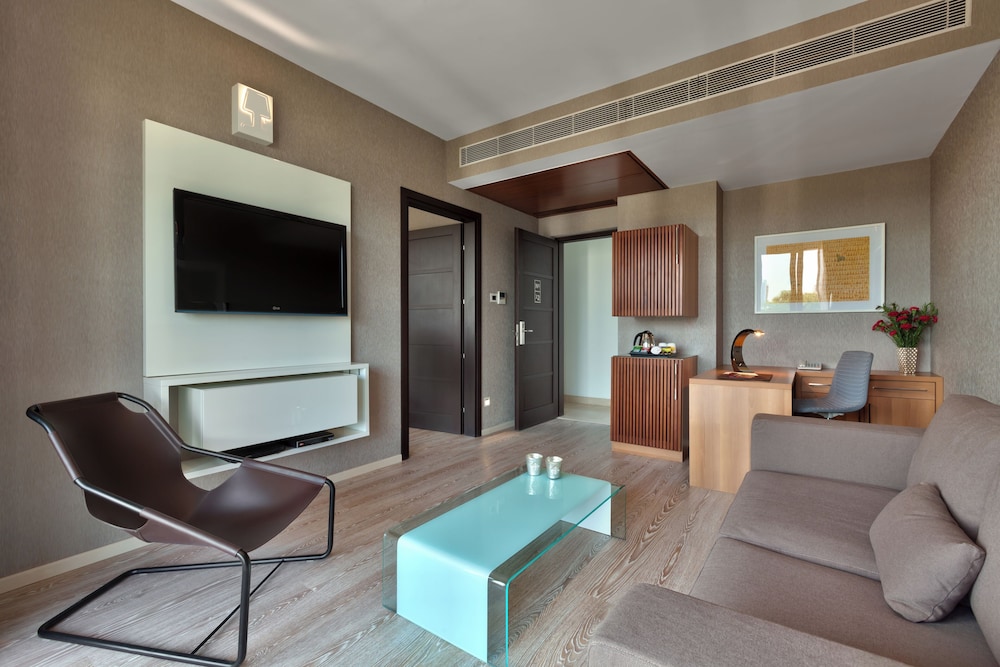 Business Suite, 1 King Bed with Sofa bed, Balcony photo 1