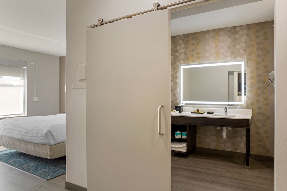 Standard Room, 1 King Bed, Non Smoking, Refrigerator & Microwave - Photo 3