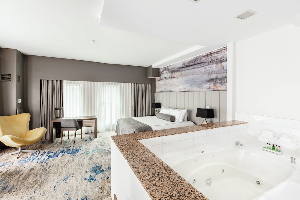 Premium Suite, 1 King Bed - Photo 2