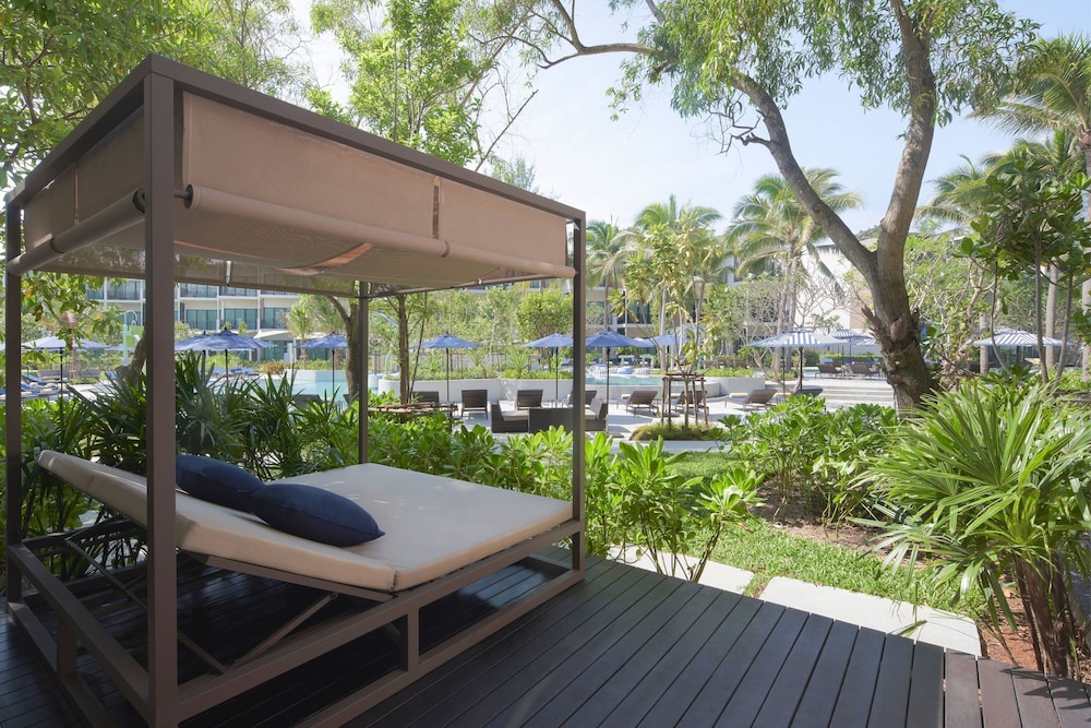 Premium Room, 1 King Bed, Pool View (Terrace) - Photo 4