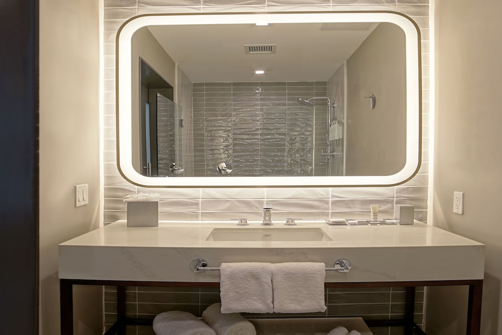 Premium Room, 1 King Bed (Promenade Corner with M Club Access) - Photo 9