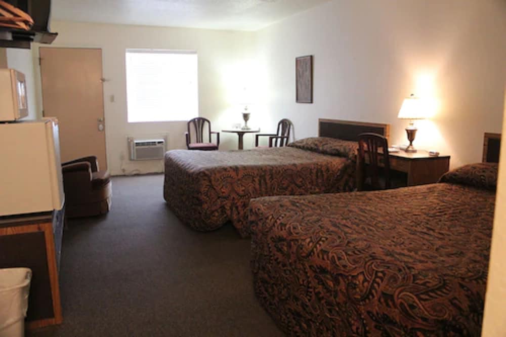 Deluxe Room, 2 Queen Beds, Non Smoking, Refrigerator & Microwave photo 1