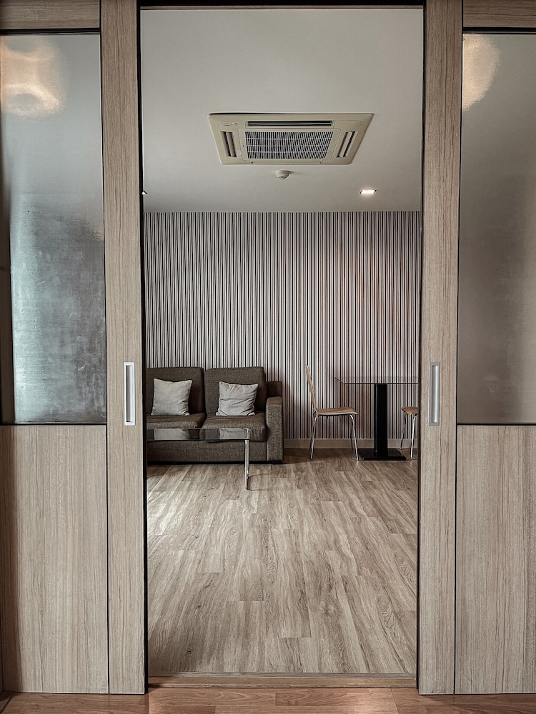 The One Suite - Photo 18