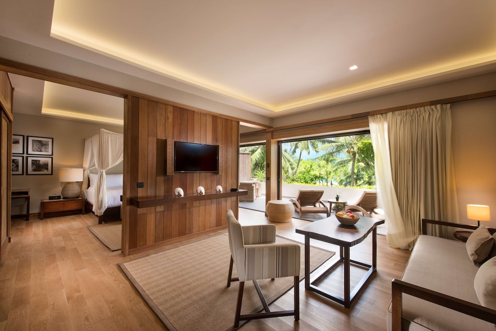Suite, 1 King Bed, Lagoon View