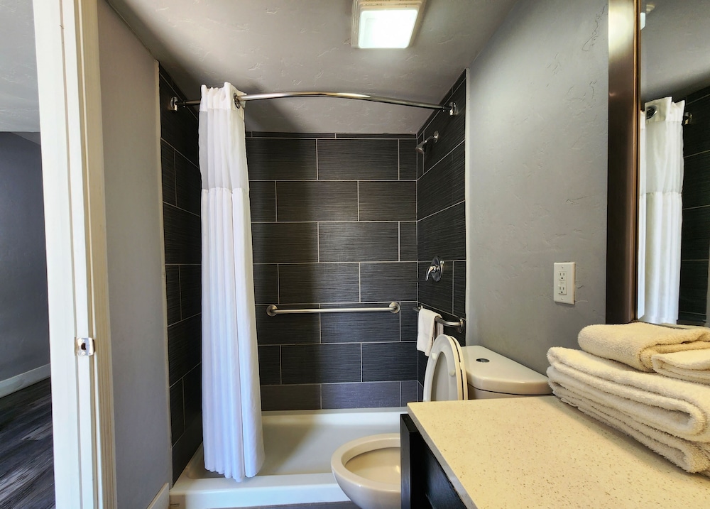 Basic Room, 2 Queen Beds, Accessible - Photo 5