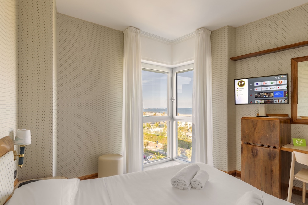 Standard Quadruple Room, Non Smoking, Beach View - Photo 4
