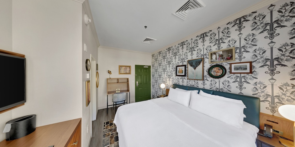 Premium Room, 1 King Bed - Photo 2