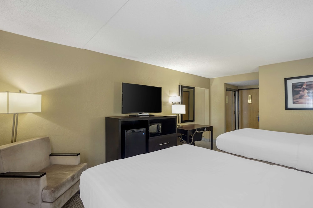 Suite, 2 Queen Beds, Non Smoking, Refrigerator & Microwave (Living Room;with Sofabed) - Photo 4