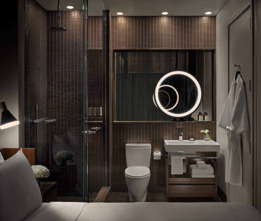 Studio, 1 Queen Bed, Accessible (ModernHaus, Roll-In Shower)