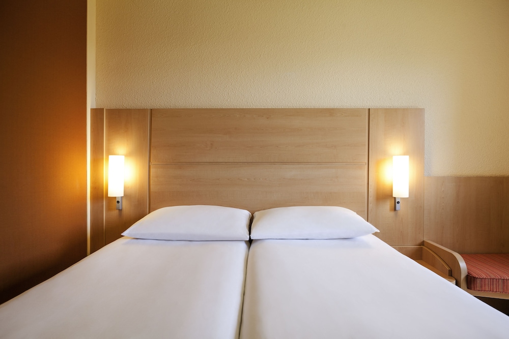 Standard Room, 2 Twin Beds - Photo 7