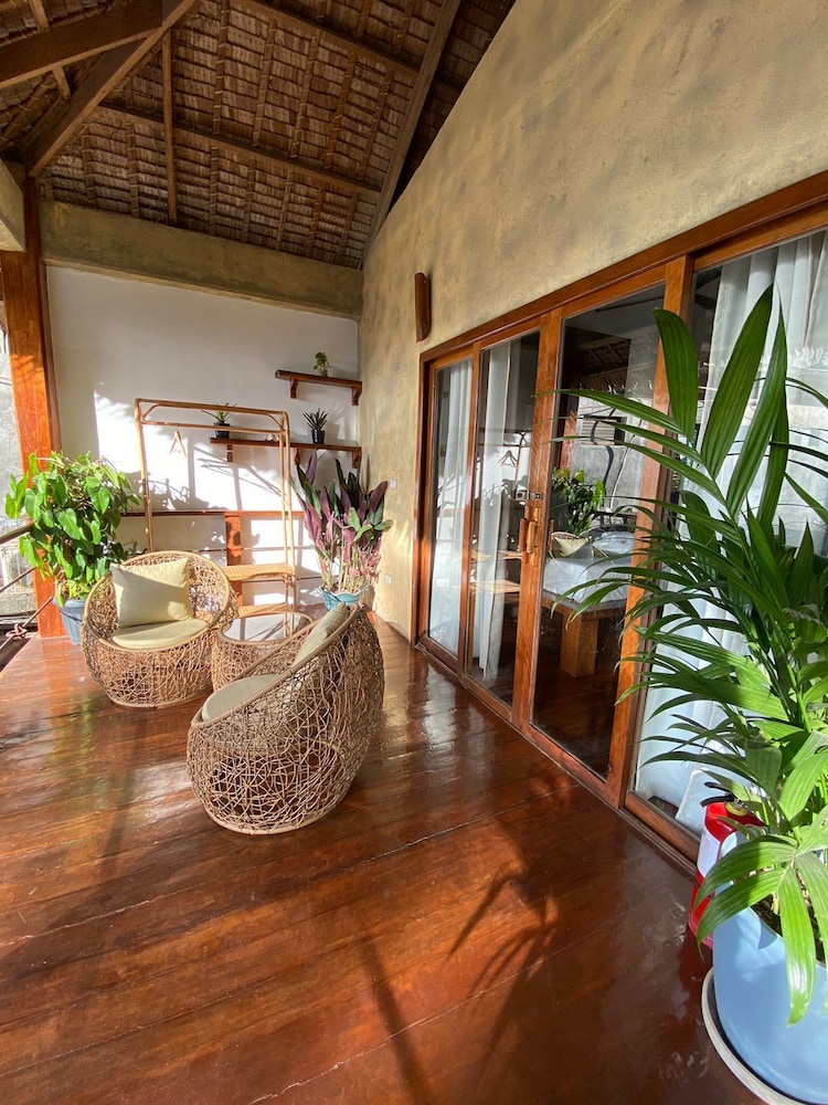 Deluxe Double Room with Balcony - Photo 9