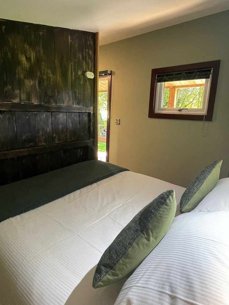 Deluxe Room, Private Bathroom (Hut 2-New for August 2024) photo 3