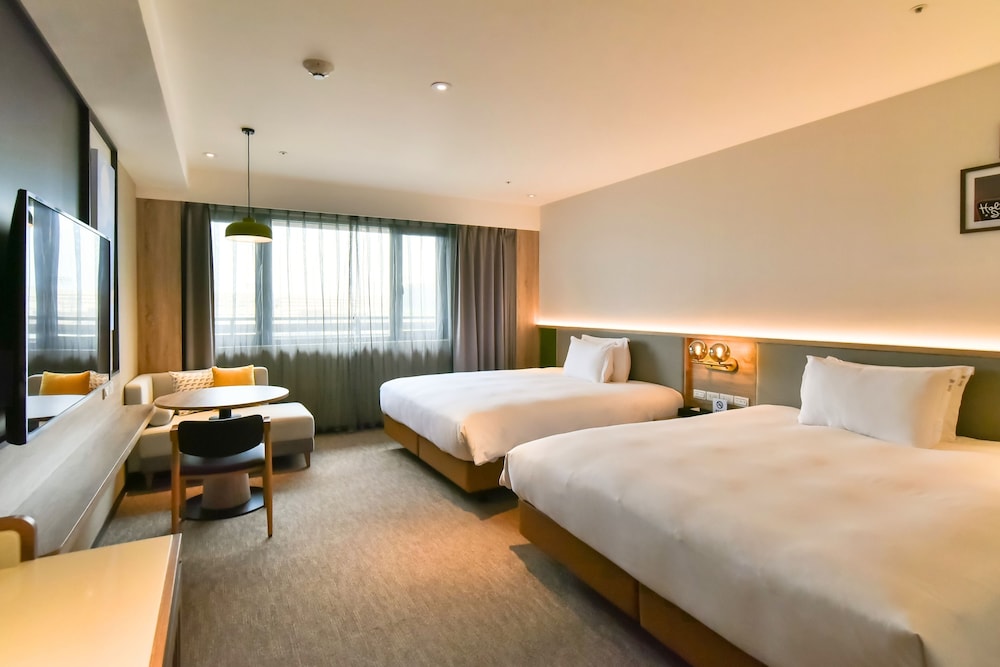 Standard Room, Multiple Beds, City View (High Floor)